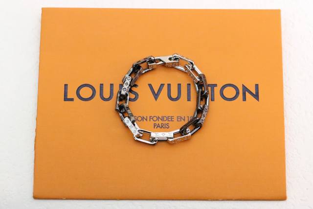Hot-selling model recommendation Louis Vuitton striped silver and black splicing