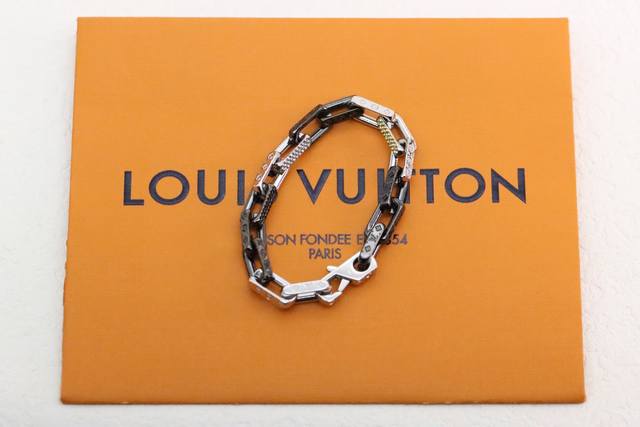 Hot-selling model recommendation Louis Vuitton diamond-studded silver and black