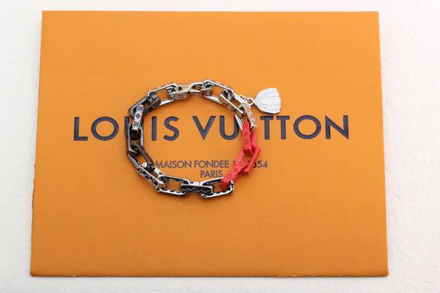 Hot-selling model recommendation Louis Vuitton shell silver black and red splici