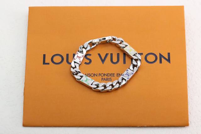 Hot-selling model recommendation Louis Vuitton silver colored enamel Cuban coupl