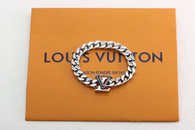 Hot-selling model recommendation Louis Vuitton black enamel Cuban bracelet This