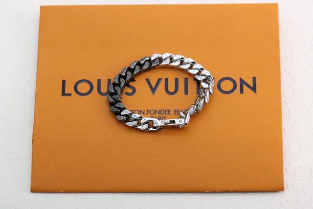 Hot-selling model recommendation Louis Vuitton silver and black Cuban couple bra