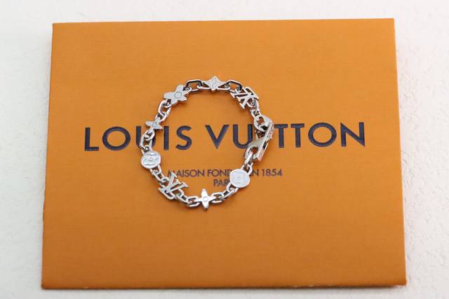 Hot-selling model recommendation Louis Vuitton floral letter couple bracelet Thi