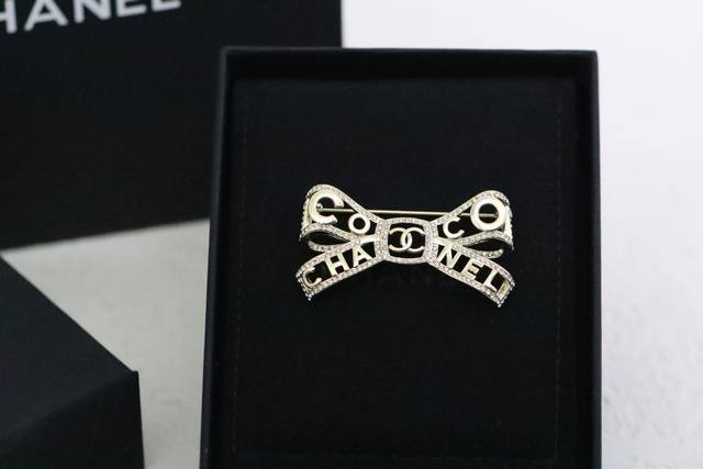 New product recommendation Chanel Golden Bow Double C Brooch The bow is very swe
