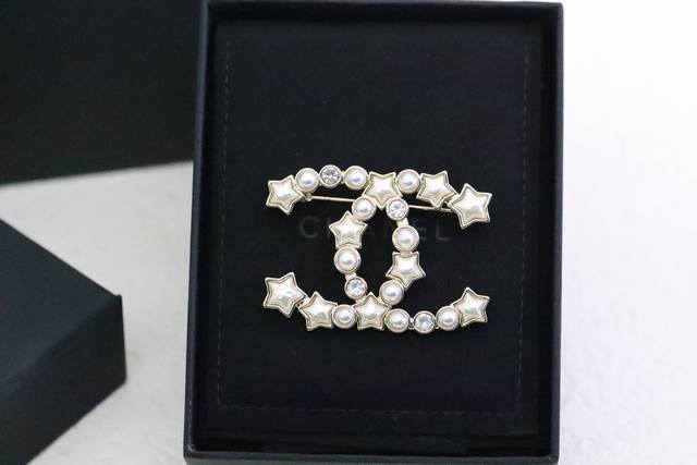 New product recommendation Chanel Chanel Star Pearl Double C Brooch A plain coat