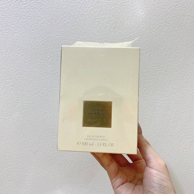 Counter quality Armani private perfume Jasmine Ml has a subtle fragrance that is