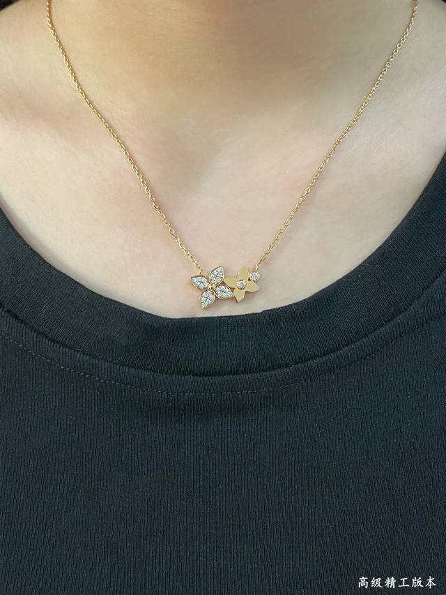 V gold material Lv two flower light gold diamond necklace. The petals are outlin