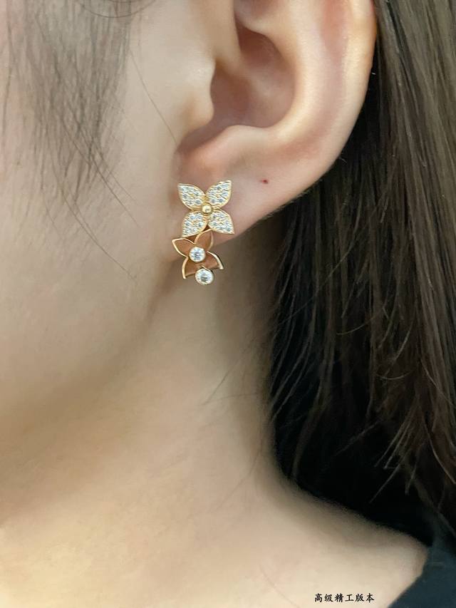 V gold material Lv two-flower polished gold diamond earrings. The petals are out