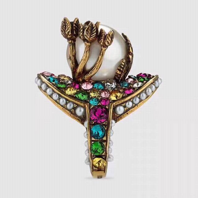 Gucci's new long-awaited flower pearl diamond ring. Retro metal gold-plated popu