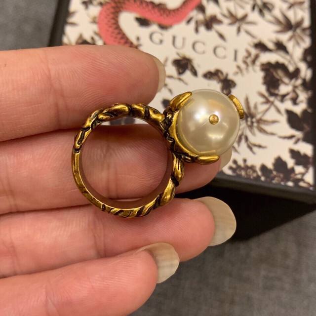Gucci ring is so beautiful that it makes you cry. Because it is a limited editio