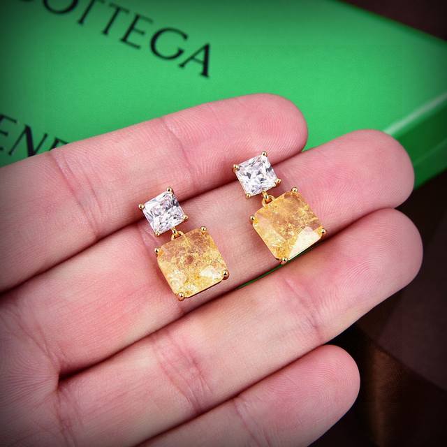 Bottega Venenta Bulgari's new Bv earrings have a unique design and personality,