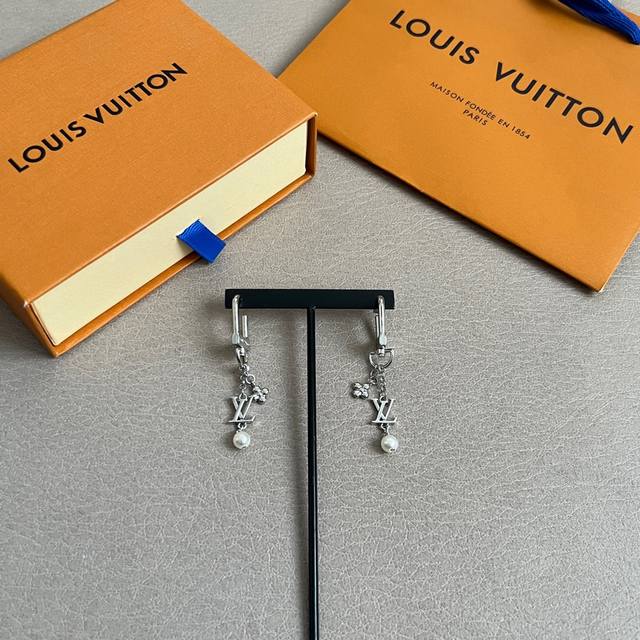 original Lv earrings Louis Vuitton Louis Vuitton counter consistent material pop