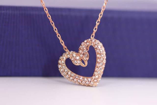 Swarovski Rose Gold Diamond Eternal Double Swan Clavicle Necklace This exquisite