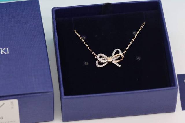 Swarovski Short Two-color Three-dimensional Bow Necklace The beautiful design of