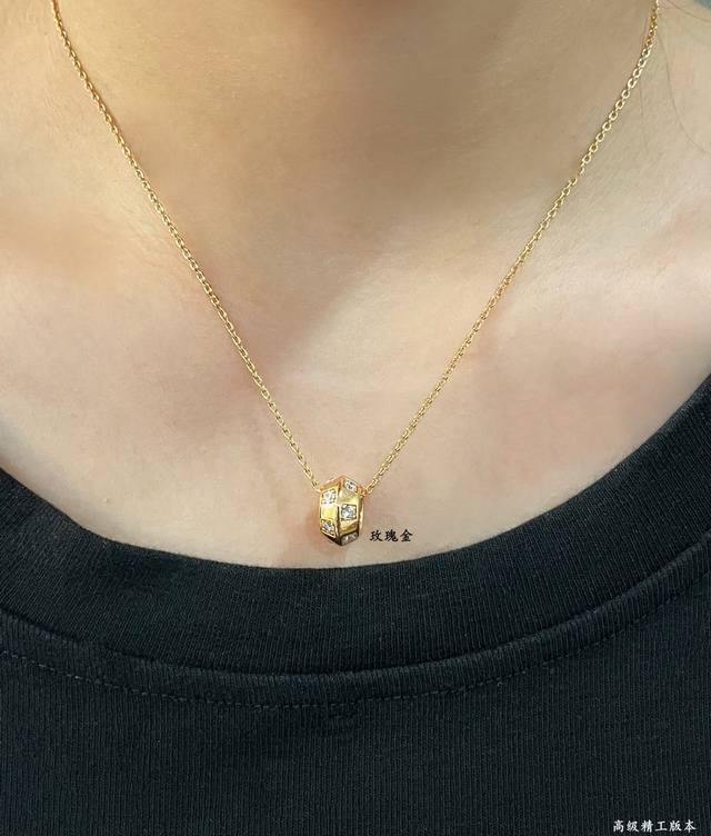 V gold material Lv chessboard necklace, with simple and clear lines and sharp co