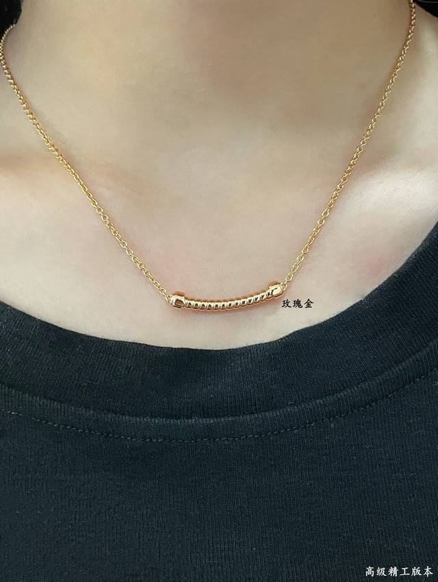V gold Bulgari water pipe necklace The shape of the necklace is inspired by the