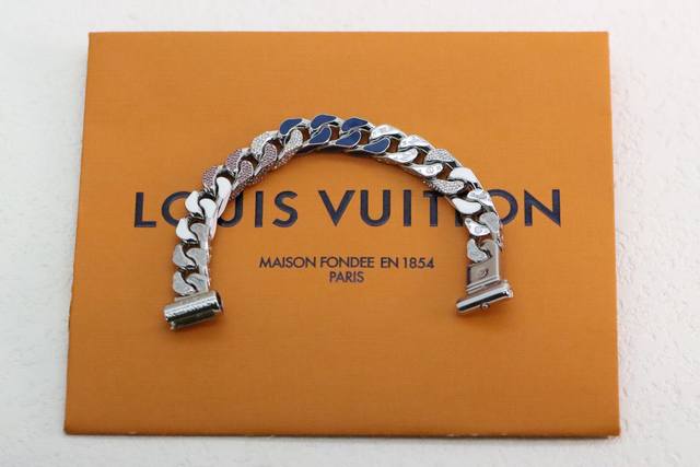 Hot-selling model recommendation Louis Vuitton silver colored enamel diamond Cub