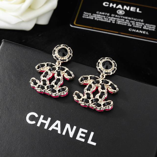 Little Chanel Chanel new earrings, every detail is very fine workmanship, this d