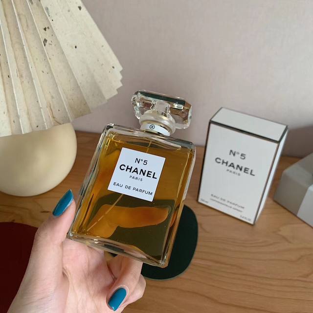 Counter quality : Chanel No. 5 perfume A unique scent wafts out when the glass c