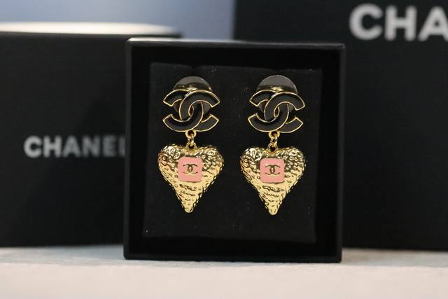 New product recommendation Chanel black enamel black gold color lava heart doubl