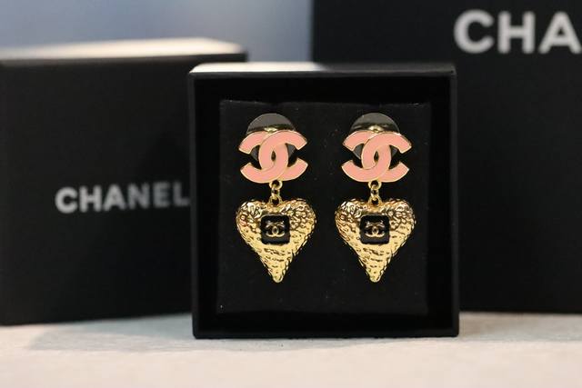 New product recommendation Chanel pink enamel black and gold color lava heart do
