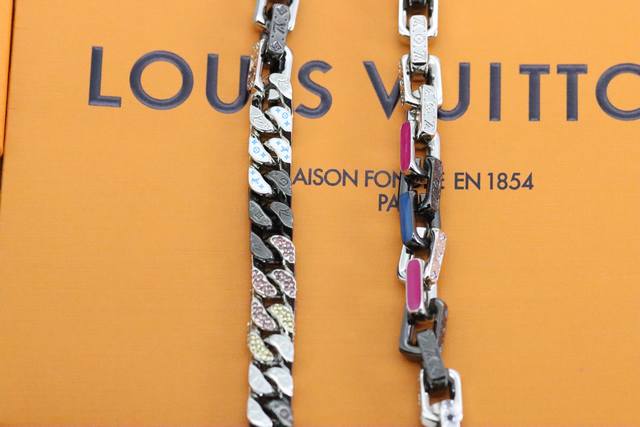Actual photo taken Lv Mixed Chains Cuban necklace for men and women Lv Mixed Cha