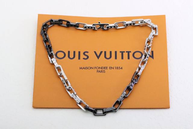 Real photo taken Lv Louis Vuitton silver and black tempered bamboo necklace This