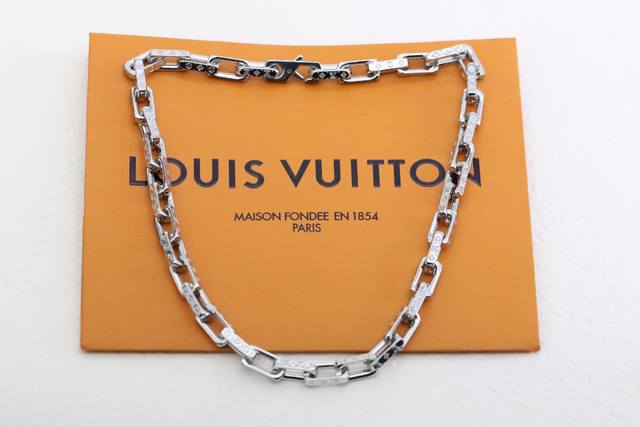 Actual photo taken Louis Vuitton Damier silver tempered bamboo necklace The clas