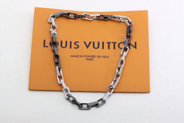 Real photo taken Lv Louis Vuitton diamond silver and black tempered bamboo neckl