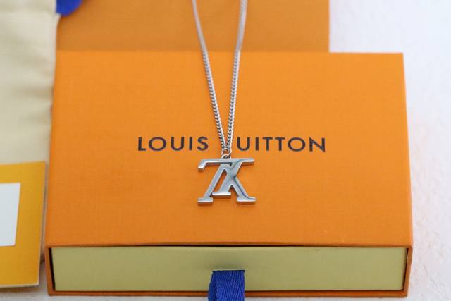 Hot-selling model recommendation Louis Vuitton floral letter necklace The Lv let