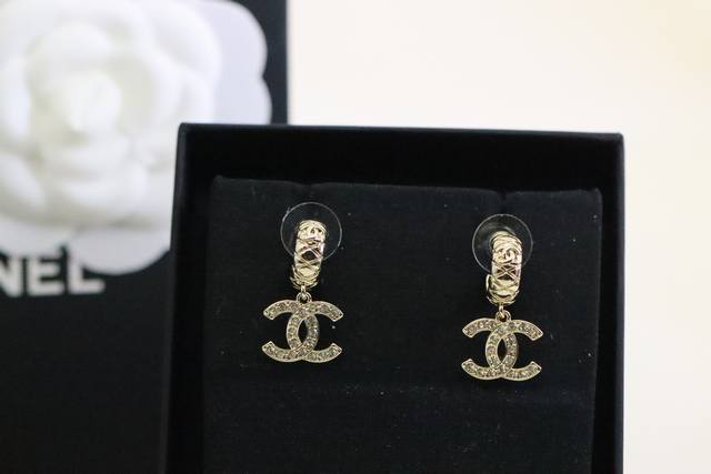 New product recommendation Chanel gold diamond pattern double C diamond earrings
