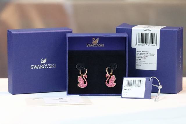 New arrival Swarovski New Pink Diamond Swan Necklace Earrings This set features