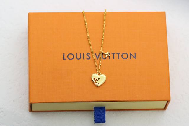 New product recommendation Lv gold heart-to-heart clavicle necklace The 2025 Val