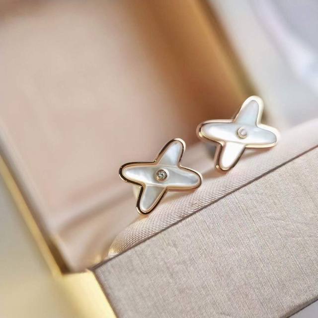Hot-selling model recommendation Shangmei white shell cross earrings The simple