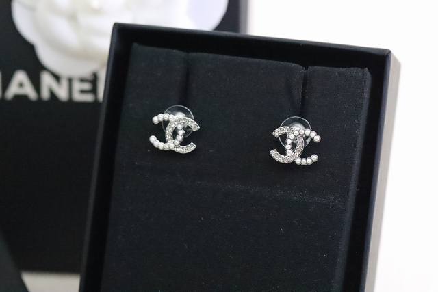 New product recommendation Chanel small small pearl full diamond double C earrin