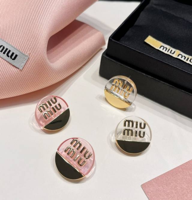 Zp version Miumiu letter combination earrings are elegant and generous. The exqu