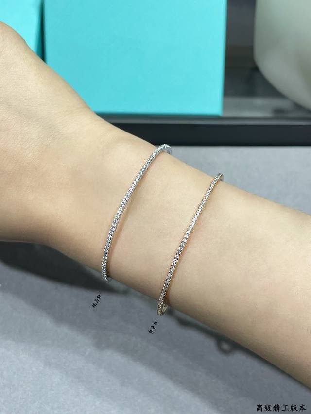 V gold Messika thin diamond chain bracelet, simple and elegant design, each diam