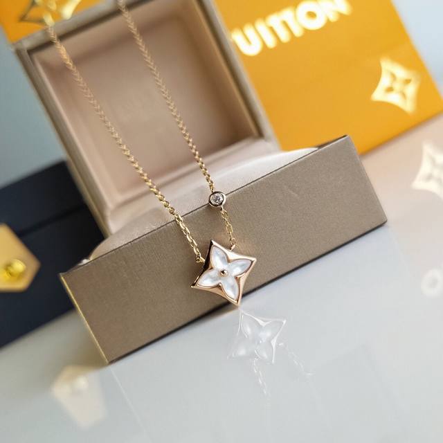 Seiko version of Louis Vuitton necklace diamond flower shape natural white mothe