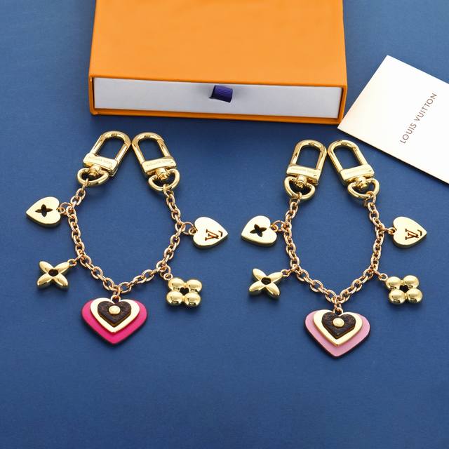New multi-element keychain Louis Vuitton logo design metal stainless steel cow l
