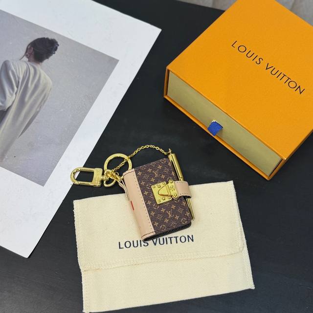 New 6 colors in stock Lv mini notebook keychain Size: Notebook: 4.5