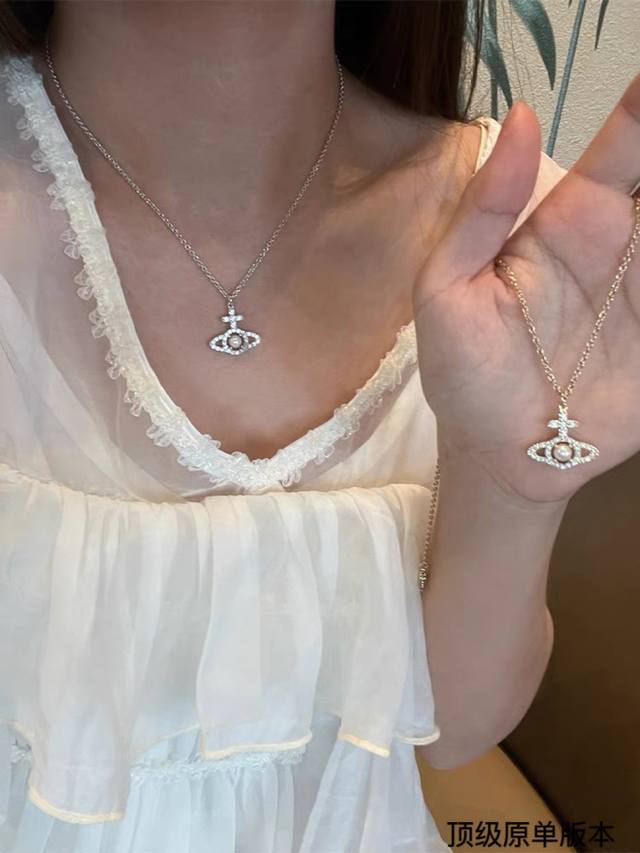 Saturn diamond necklace, so exquisite. I like this small and exquisite style, it