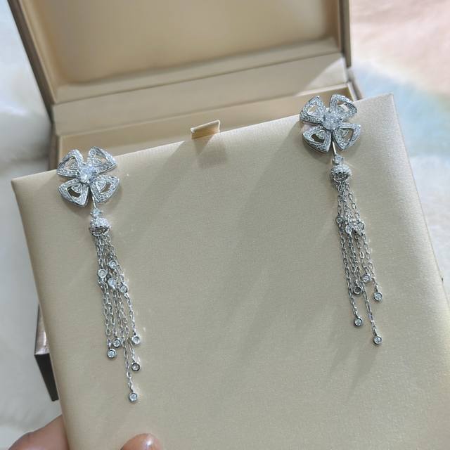 A0132 Bv's Fiorever series of diamond four-leaf clover tassel earrings can be wo