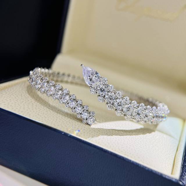A4613 Graff's new top-notch jewelry full diamond snake bracelet is lifelike, exq