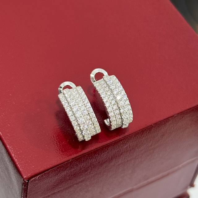 C629 Piaget's new four-row diamond earrings are popular in the Pt eccentric seri