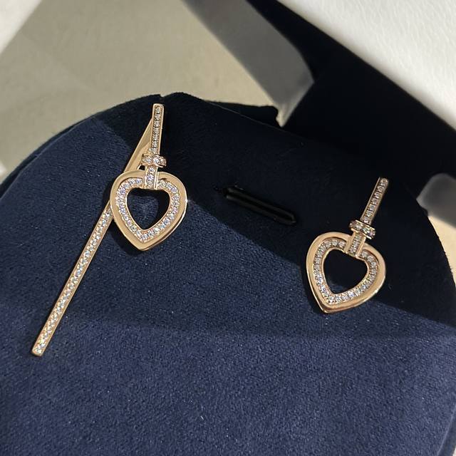A1550 Fred's hot new asymmetrical heart earrings, high-end custom-made, exclusiv
