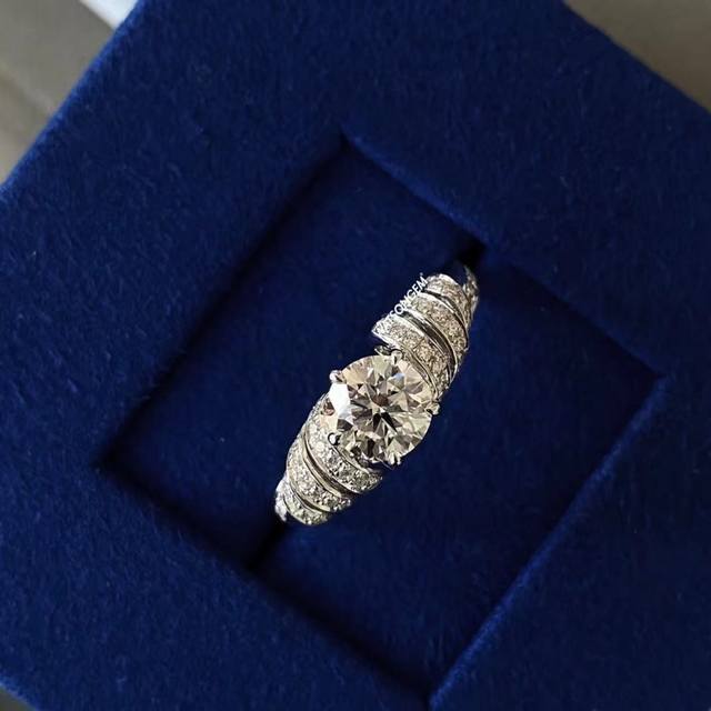 A3701 Paris Chaumet new threaded rotating ring is elegant and beautiful. The who