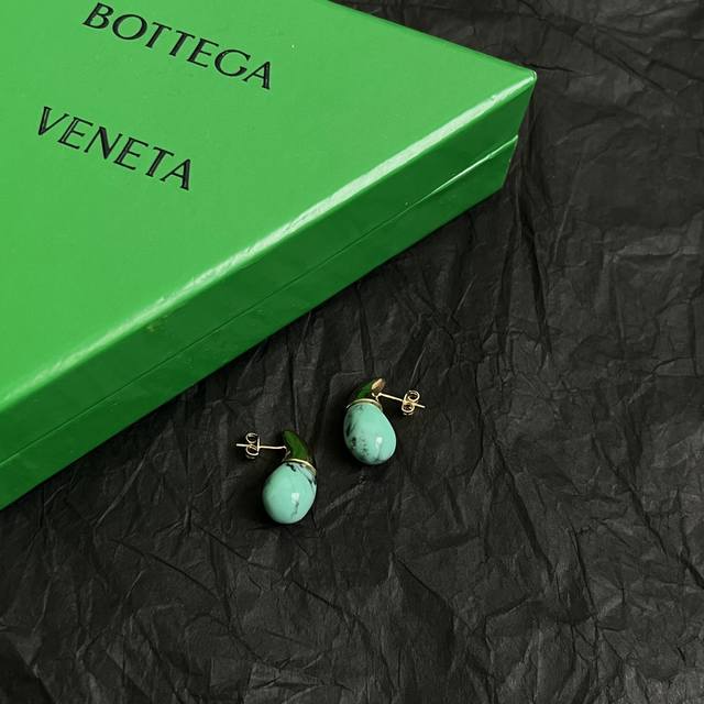 Bottega Veneta Bv earrings are very metallic and very good. The overall details