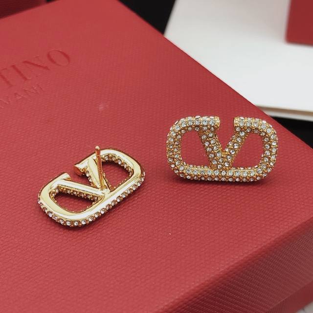 No. Ved0032 Valentino V-shaped diamond earrings