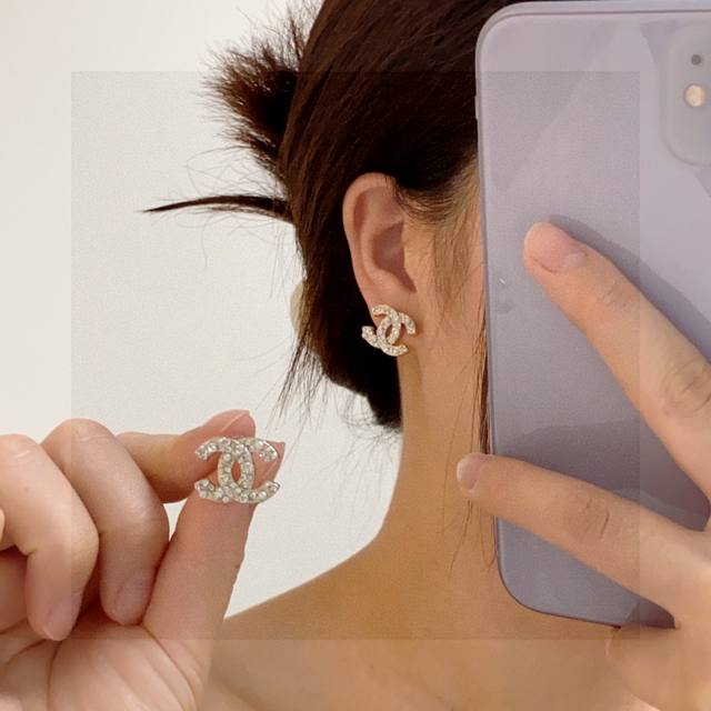 Xiaohongshu recommends 25 new earrings Chanel Chanel full diamond small earrings
