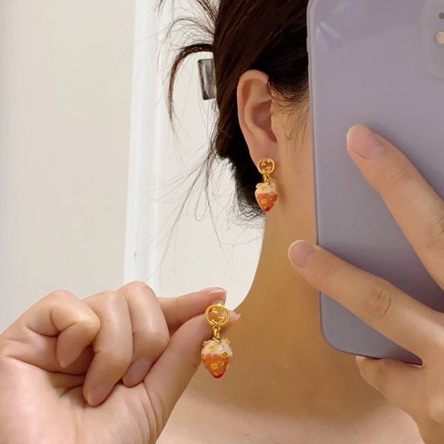 Real shot of Gucci high-end spot three-dimensional strawberry Gucci double G ear